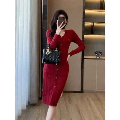过膝长款酒红色打底针织连衣裙女2023秋冬季名媛小香风包臀毛衣裙