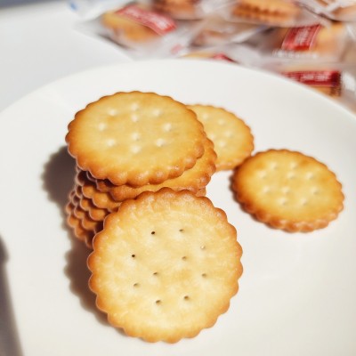 日式海盐牛奶南乳小圆饼干单独小包装办公室小零食品批发整箱图4