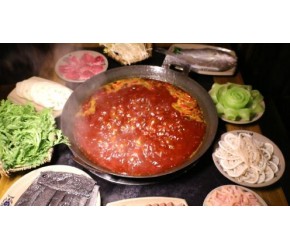 藏在成都的重庆火锅高手，70平小店11张桌子人气火爆味道霸道