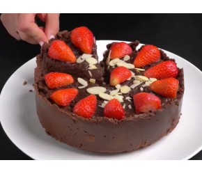 草莓巧克力蛋糕，甜点美食制作教程分享，看甜品制作治愈心情。